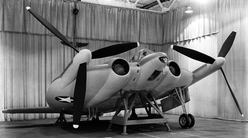 Полноразмерный макет истребителя Воут XF5U «Флаинг Панкейк» – «летающий блин». Для боевого самолета была оставлена схема, испытанная на экспериментальном V-173 и лишь несколько упрощенная